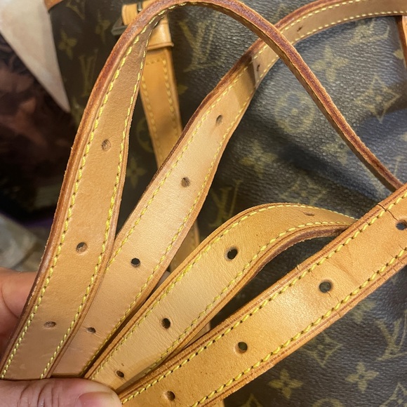 Authentic Louis Vuitton Bucket GM - Picture 13 of 15